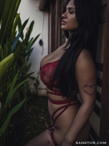 Busty Lingerie Babe Kimberly 2