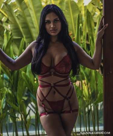 Busty Lingerie Babe Kimberly 3