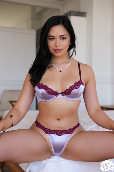 Scarlett Alexis Strips On Bed 2