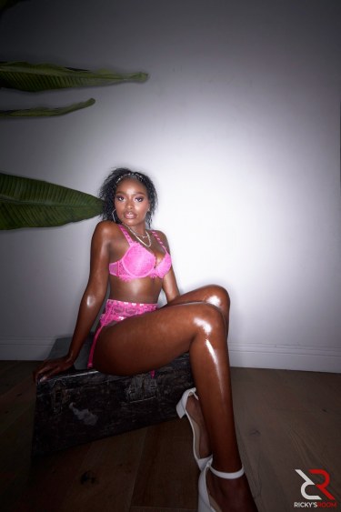 Exotic Lingerie Girl Elsie 4