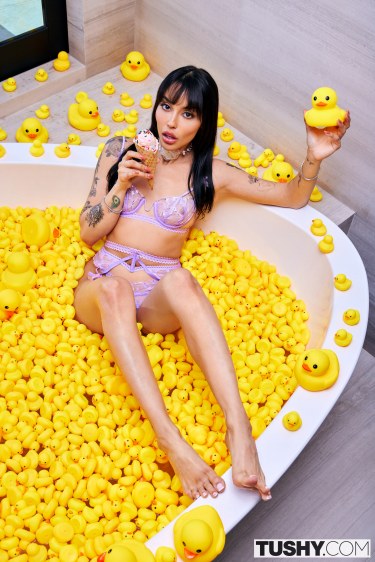 Vanessa Sky In The Bathtub 2