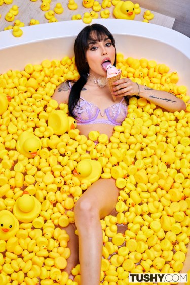 Vanessa Sky In The Bathtub 3