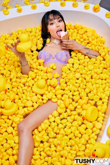 Vanessa Sky In The Bathtub 4