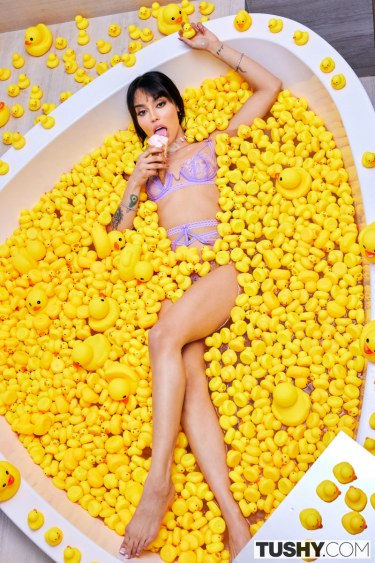 Vanessa Sky In The Bathtub 6