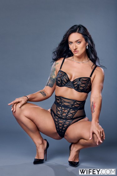 Alyx Urie In Black Lingerie 6