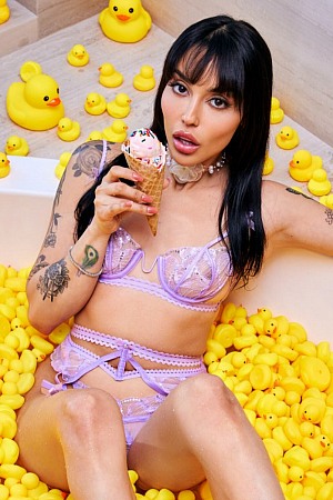 Vanessa Sky In The Bathtub